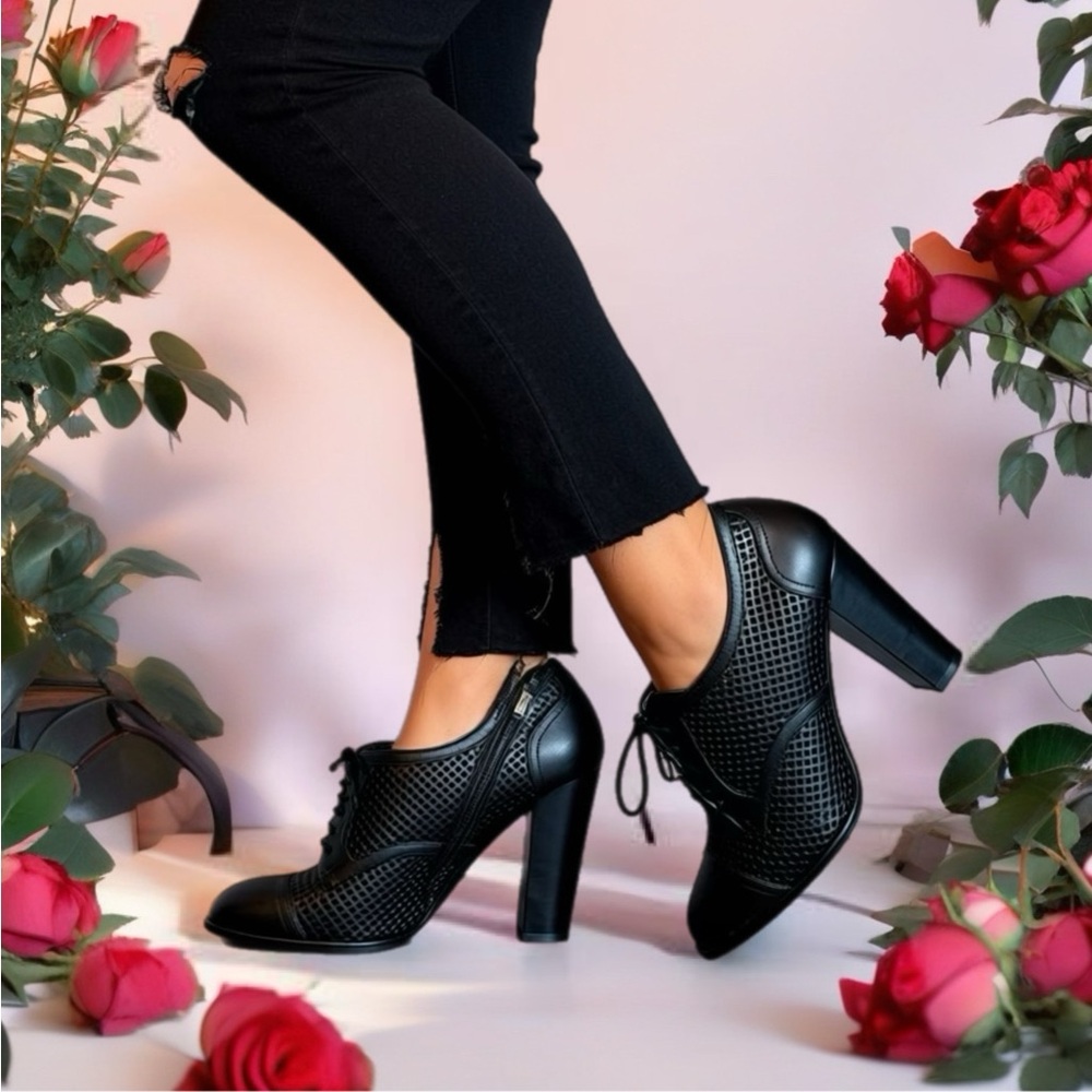 Charles David Black Leather Perforated Lace-Up High Heel Oxfords